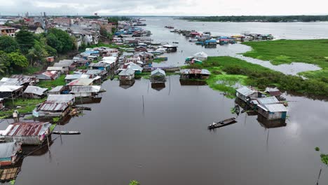 Luftdrohnenflugansicht-Von-Schwimmenden-Holzhäusern-Und-Häusern-Auf-Stelzen-In-Einer-Kleinen-Stadt-Am-Ufer-Des-Amazonas-In-Der-Nähe-Von-Iquitos