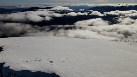 Vistas-Aéreas-De-Una-Cordillera-En-Los-Pirineos-Españoles-Cubierta-De-Nieve-Y-Con-Nubes-En-El-Horizonte