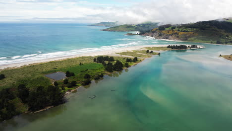 Bahía-Mágica-Y-Montañas-De-Nueva-Zelanda,-Vista-Aérea-De-Drones
