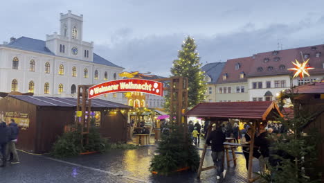 Weihnachtsmarkt-Am-Weimarer-Hauptplatz-Mit-Rathaus-Und-Historischen-Gebäuden