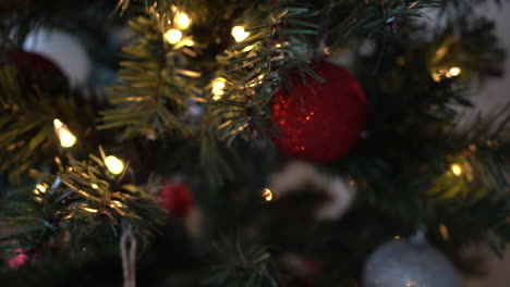 Weihnachtsbaum-Mit-Lichtern-Und-Ornamenten