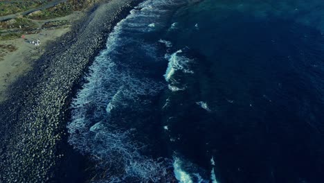 Luftaufnahme-Von-Tropischen-Wellen-In-Los-Cristianos-Pebble-Beach,-Teneriffa,-Kanarienvogel,-Spanien