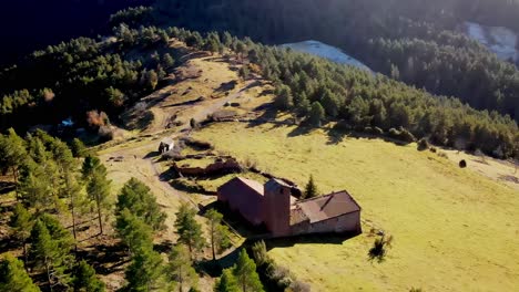 Luftaufnahmen-Einer-Alten-Kirche-Mit-Einem-Vorbeiziehenden-Adler-In-Der-Pyrenäenregion-In-Spanien