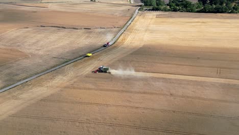 Landwirtschaftlicher-Traktor-Und-Lkw-Bei-Der-Arbeit-Auf-Dem-Bauernhof-Während-Der-Erntezeit-In-Schweden