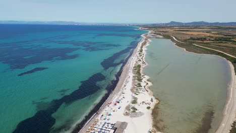 Lago-Salado,-Playa-Blanca-Y-Mar-Azul-Turquesa-En-Stintino,-Cerdeña,-Italia---Antena-4k
