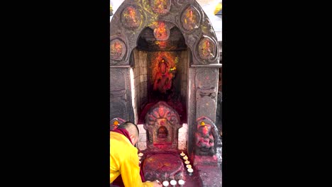 Ein-Buddhistischer-Mönch-Zündet-Kerzen-Als-Opfergabe-An-Die-Götter-An,-Bevor-Er-In-Einem-Buddhistischen-Tempel-In-Nepal-Betet