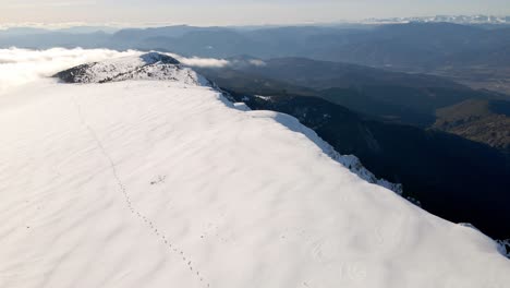 Vistas-Aéreas-De-Una-Cordillera-En-Los-Pirineos-Españoles-Cubierta-De-Nieve-Y-Con-Nubes-En-El-Horizonte