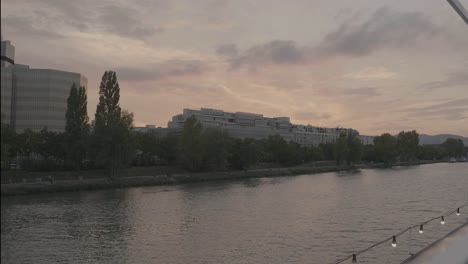 Zeitraffer---Donauschifffahrt-Auf-Der-Donau-In-Den-Sonnenuntergang