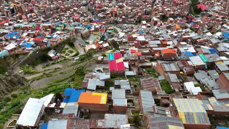 Vista-Aérea-De-Drone-Fly-De-La-Paz,-Bolivia-Y-Colorido-Barrio-De-Chualluma