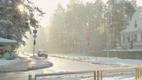 Zeitlupe-Aufnahme-Eines-Autos,-Das-Nach-Schneefall-Auf-Einer-Verschneiten-Straße-Vorbeifährt