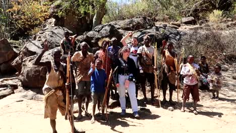 Hadzabe-Stamm-Mit-Touristen,-Die-Ihre-Hände-Winken-Und-Zusammen-In-Der-Afrikanischen-Savanne-Von-Tansania-Schreien