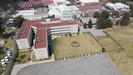 Luftaufnahme,-Die-Den-Schönen-Und-Trockenen-Campus-Der-Universität-Von-Mexiko-Zeigt