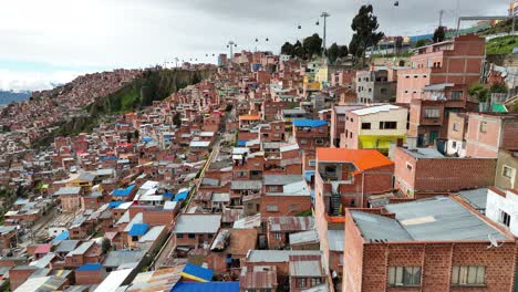Vista-Aérea-De-Drone-Fly-De-La-Paz,-Bolivia-Y-Colorido-Barrio-De-Chualluma