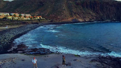 Touristen-Genießen-Den-Blick-Auf-Den-Sonnenuntergang-Vom-Hügel-In-Los-Cristianos,-Teneriffa,-Kanarische-Inseln,-Spanien