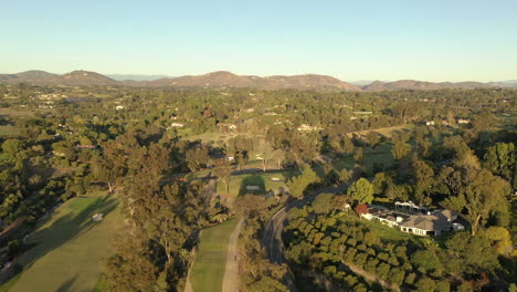 Luftdrohnenblick-über-Einen-Golfplatz-In-Rancho-Santa-Fe,-Kalifornien,-An-Einem-Sonnigen,-Schönen-Tag