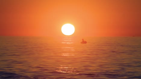 Lebendiger-Sonnenaufgang-über-Dem-Meer-Mit-Fischerbooten-In-Der-Ferne