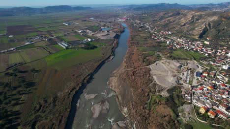 Fluss-Shkumbin-In-Albanien,-Der-Durch-Landwirtschaftliche-Parzellen-Und-Landschaften-Fließt