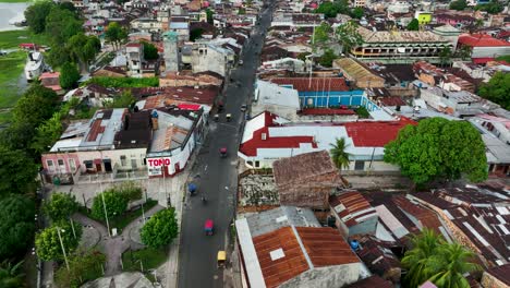 Aerial-Drone-fly-view-of-moto-taxi-tuk-tuk-tuks-and-heavy-traffic-close-to-Belen-market-in-Iquitos,-Peru,-South-America