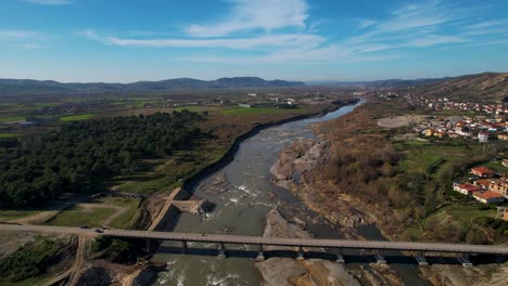 Brücke-über-Den-Fluss-Shkumbin-In-Albanien,-Das-Flussbett-Wurde-Durch-Erosion-Und-Sandabbau-Beschädigt