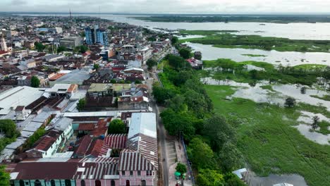 Luftaufnahme-Von-Iquitos,-Peru,-Auch-Bekannt-Als-Die-Hauptstadt-Des-Peruanischen-Amazonas
