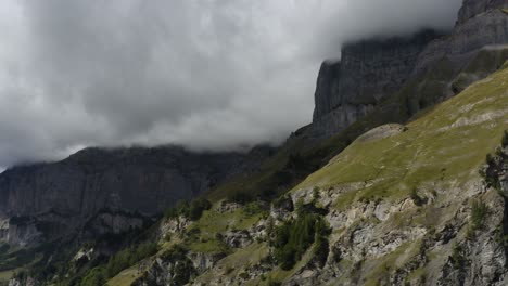 Nubes-Rodando-Sobre-Montañas-En-Los-Alpes-Suizos