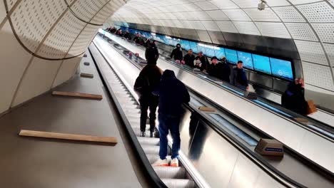 Viajeros-En-Largas-Escaleras-Mecánicas-En-La-Estación-De-Metro-De-Bond-Street-En-Londres,-Reino-Unido