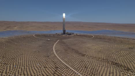 Über-Riesige-Spiegel-Gleiten-Turmanlagen-Einer-Solarthermischen-Energieanlage-In-Einer-öden-Wüste