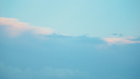 Lapso-De-Tiempo-De-Nubes-Tormentosas-De-Surf,-Aviones-Voladores,-Cielo-Azul,-4k