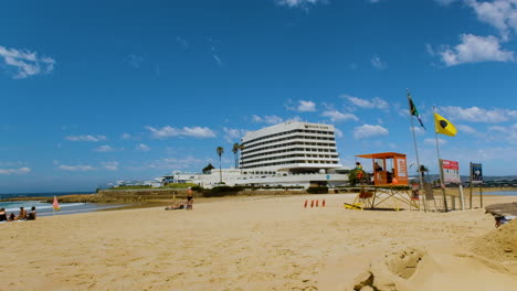 Icónico-Resort-De-Beacon-Island-Junto-A-La-Playa-Central-De-Arena-Blanca,-Plettenberg-Bay