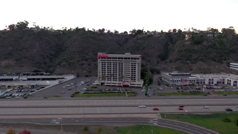 El-Hotel-Sheraton-En-Mission-Valley,-San-Diego,-California,-Con-Autopista