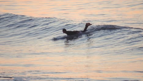 Junge-Person,-Die-Bei-Sonnenaufgang-Surft-Und-Tricks-Auf-Einer-Welle-Macht