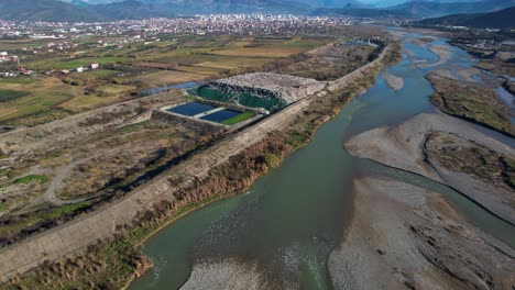Stadtdeponie-Müllberg-Von-Unsortiertem-Müll-Auf-Deponie-Neben-Fluss,-ökologisches-Problem-In-Elbasan-Albanien