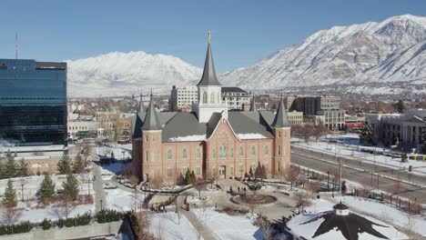 Tabernáculo-Del-Templo-Mormón-Lds-En-Provo,-Utah-En-Invierno---órbita-Aérea