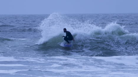 Junger-Surfer,-Der-In-Europa-Wellen,-Cascais-Zerreißt
