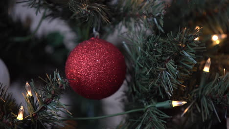 Rote-Verzierung-Am-Weihnachtsbaum