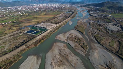Verschmutztes-Flusswasser-Fließt-Durch-Beschädigtes-Flussbett-Zwischen-Der-Deponie-Und-Der-Sandbergbauindustrie