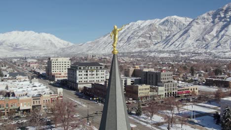 Estatua-Del-ángel-Moroni-En-La-Parte-Superior-Del-Templo-Mormón-De-La-Ciudad-De-Provo-En-Invierno-Utah