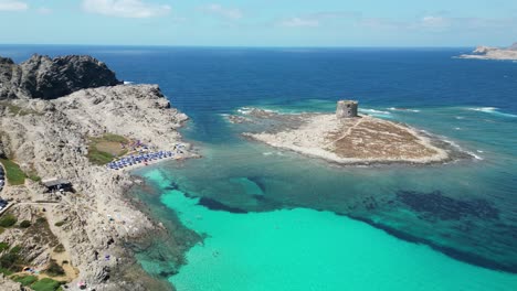 La-Pelosa-Island,-Spiaggia-della-Pelosetta-Beach-and-turquoise-blue-sea-in-Sardinia,-Italy---4k-Aerial