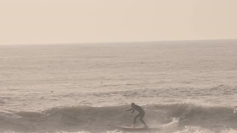Surfer,-Der-Viel-Geschwindigkeit-Erzeugt-Und-Am-Ende-Einen-Riesigen-Floater-Macht