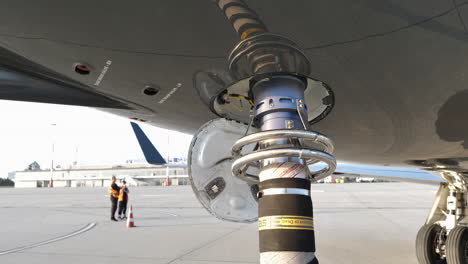 Air-Start-Unit-Connected-to-Aircraft-Providing-Pressurized-Air-to-Start-Engines