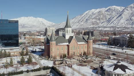 Provo-City-LDS-Mormon-Temple-in-Utah-in-winter,-snowy-mountains-beyond