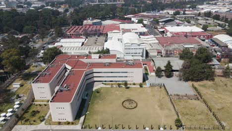 Breites-Luftbild,-Das-Die-Zahlreichen-Akademischen-Gebäude-Des-National-Polytechnic-Institute-Of-Mexico-Zeigt