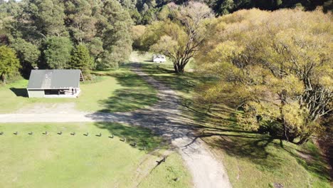 Camping-En-El-Bosque-Nativo-De-Nueva-Zelanda-4k-Drone-Shot