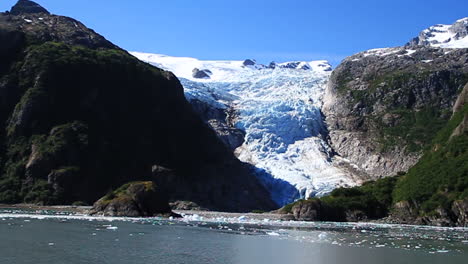 Eis-Schwimmt-Auf-Dem-Wasser-Vor-Dem-Schmelzenden-Gletscher-In-Alaska