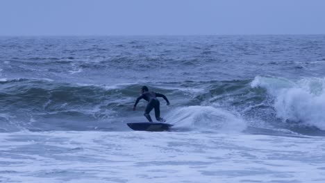 Ein-Junger-Athlet-Surfer,-Der-Einige-Wellen-In-Carcavelos-Mit-Linie-Und-Stil-Reitet