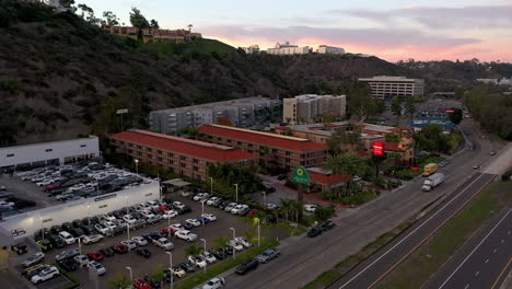 Autohäuser-Und-Hotels-Am-Highway-8-In-Mission-Valley,-San-Diego,-Kalifornien