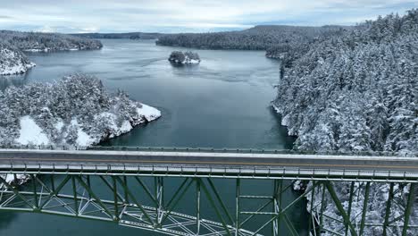 Luftaufnahme-Einer-Leeren-Brücke-Mit-Schnee,-Der-Die-Umgebung-Bedeckt