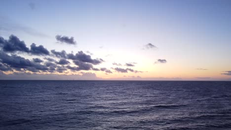 Schöner-Ruhiger-Blauer-Ozean-Bei-Sonnenuntergang-Mit-Himmelraum-Für-Text-Und-Kopie