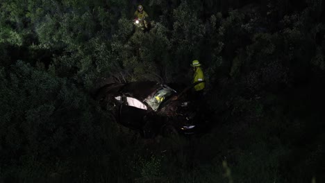 firefighters-rescue-victims-from-crashed-car