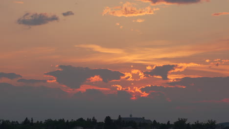 Schöne-Warme-Himmel-Sonnenuntergang-Wolken-Am-Abend-In-Der-Ferne